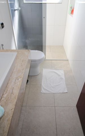 Casa à venda com 315m², 4 quartos e 8 vagasQuarto 1 - Banheiro
