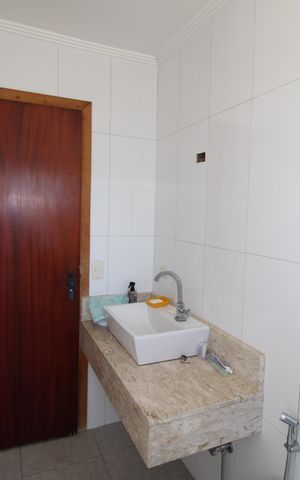 Casa à venda com 315m², 4 quartos e 8 vagasQuarto 1 - Banheiro