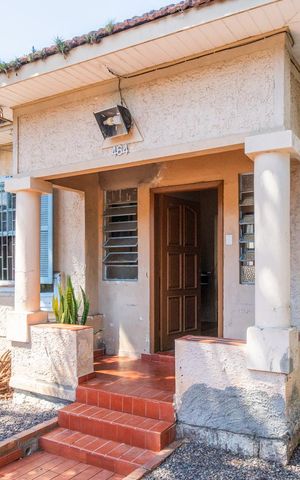 Casa à venda com 530m², 2 quartos e 3 vagas Casa à venda com 530m², 2 quartos e 3 vagasFachada