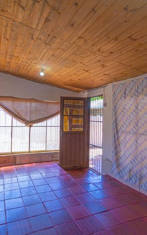 Casa à venda com 350m², 3 quartos e 3 vagas Casa à venda com 350m², 3 quartos e 3 vagasVaranda