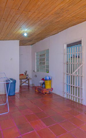 Casa à venda com 350m², 3 quartos e 3 vagas Casa à venda com 350m², 3 quartos e 3 vagasVaranda