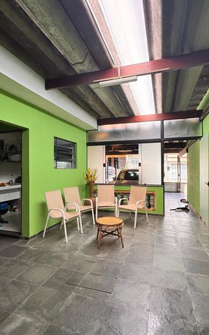 Casa à venda com 205m², 4 quartos e 3 vagas Casa à venda com 205m², 4 quartos e 3 vagasVaranda