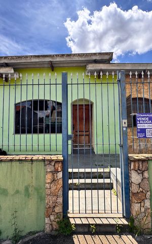 Casa à venda com 205m², 4 quartos e 3 vagas Casa à venda com 205m², 4 quartos e 3 vagasFachada + plaquinha