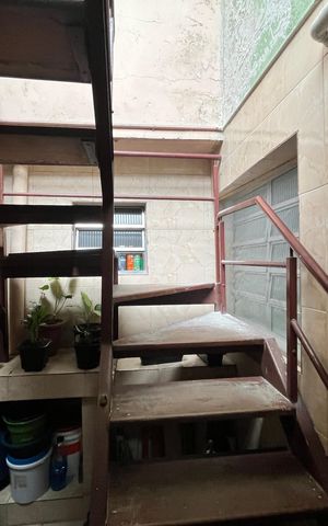 Casa à venda com 450m², 3 quartos e 2 vagasEscada