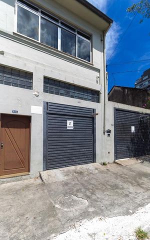Casa à venda com 544m², 3 quartos e 15 vagas Casa à venda com 544m², 3 quartos e 15 vagasFachada