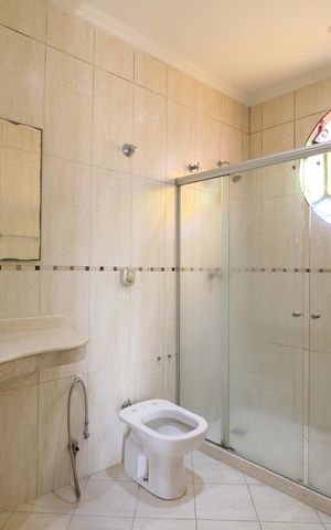 Casa de condomínio à venda com 467m², 6 quartos e 4 vagasQuarto 5 - Banheiro da Suíte