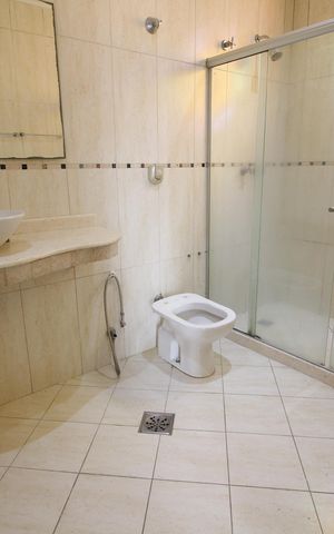 Casa de condomínio à venda com 467m², 6 quartos e 4 vagasQuarto 5 - Banheiro da Suíte