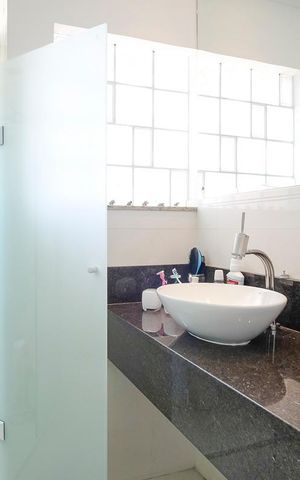 Casa à venda com 465m², 3 quartos e 7 vagasBanheiro da suíte 1