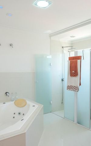 Casa à venda com 465m², 3 quartos e 7 vagasBanheiro da suíte 1