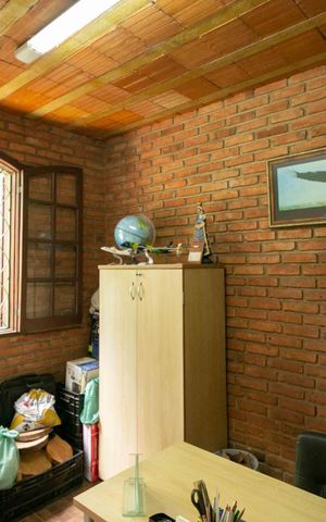 Casa à venda com 360m², 3 quartos e 2 vagas Casa à venda com 360m², 3 quartos e 2 vagasEscritório