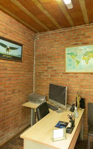Casa à venda com 360m², 3 quartos e 2 vagas Casa à venda com 360m², 3 quartos e 2 vagasEscritório
