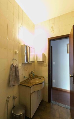 Casa à venda com 360m², 3 quartos e 2 vagas Casa à venda com 360m², 3 quartos e 2 vagasBanheiro Social