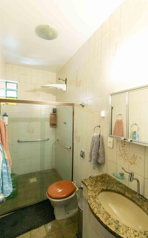 Casa à venda com 360m², 3 quartos e 2 vagas Casa à venda com 360m², 3 quartos e 2 vagasBanheiro Social