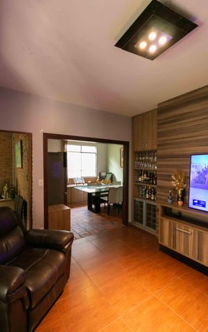 Casa à venda com 360m², 3 quartos e 2 vagas Casa à venda com 360m², 3 quartos e 2 vagasSala