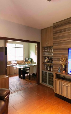 Casa à venda com 360m², 3 quartos e 2 vagas Casa à venda com 360m², 3 quartos e 2 vagasSala
