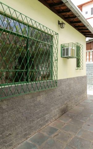 Casa à venda com 360m², 3 quartos e 2 vagas Casa à venda com 360m², 3 quartos e 2 vagasÁrea Externa
