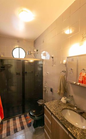 Casa à venda com 360m², 3 quartos e 2 vagas Casa à venda com 360m², 3 quartos e 2 vagasBanheiro Suite