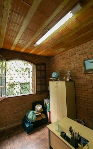 Casa à venda com 360m², 3 quartos e 2 vagas Casa à venda com 360m², 3 quartos e 2 vagasEscritório
