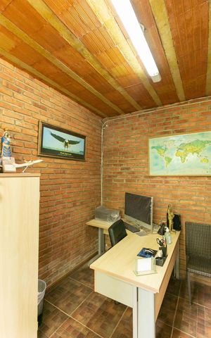 Casa à venda com 360m², 3 quartos e 2 vagas Casa à venda com 360m², 3 quartos e 2 vagasEscritório