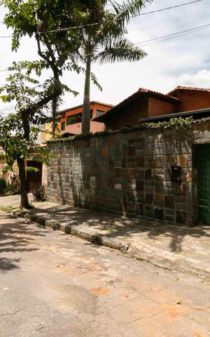 Casa à venda com 360m², 3 quartos e 2 vagas Casa à venda com 360m², 3 quartos e 2 vagasFachada