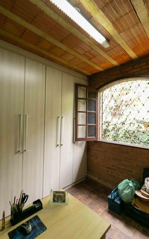 Casa à venda com 360m², 3 quartos e 2 vagas Casa à venda com 360m², 3 quartos e 2 vagasEscritório