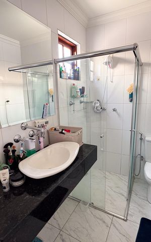 Casa à venda com 400m², 5 quartos e 3 vagas Casa à venda com 400m², 5 quartos e 3 vagasQuarto 1 Banheiro