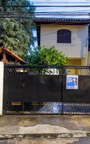 Casa à venda com 253m², 2 quartos e 1 vaga Casa à venda com 253m², 2 quartos e 1 vagaFachada+Placa