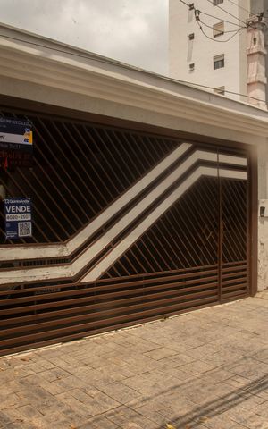 Casa à venda com 330m², 3 quartos e 4 vagasFrente