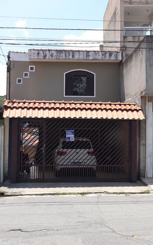 Casa à venda com 137m², 3 quartos e 2 vagasFachada