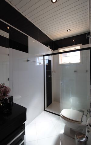 Casa à venda com 370m², 5 quartos e 8 vagasBanheiro do Quarto 2