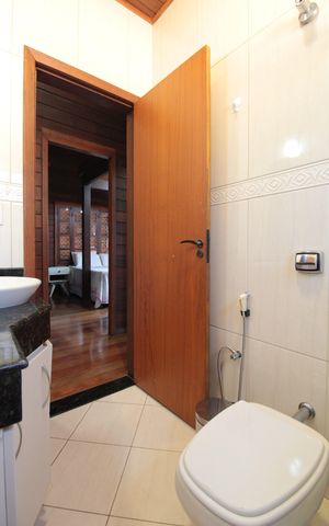 Casa à venda com 370m², 5 quartos e 8 vagasBanheiro