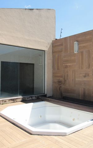 Casa à venda com 370m², 5 quartos e 8 vagasÁrea Externa