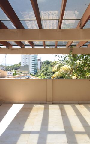 Casa à venda com 370m², 5 quartos e 8 vagasGaragem