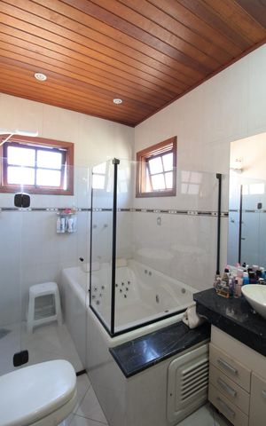 Casa à venda com 370m², 5 quartos e 8 vagasBanheiro do Quarto 1