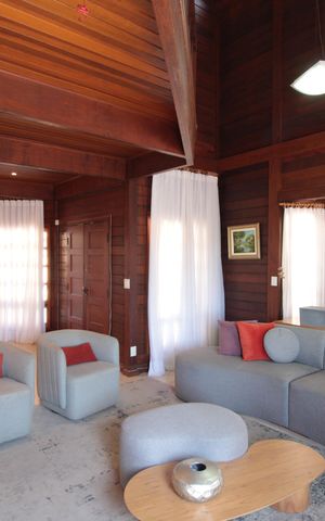 Casa à venda com 370m², 5 quartos e 8 vagasSala