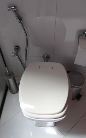 Casa à venda com 370m², 5 quartos e 8 vagasBanheiro do Quarto 2