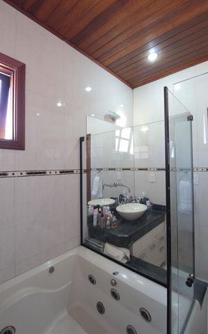 Casa à venda com 370m², 5 quartos e 8 vagasBanheiro do Quarto 1