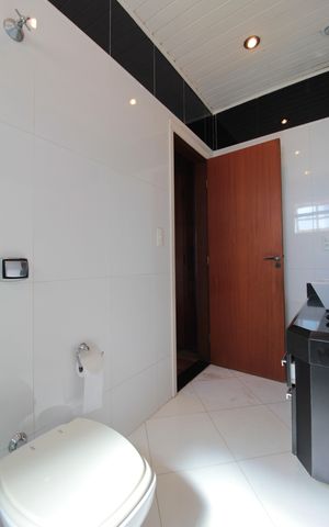Casa à venda com 370m², 5 quartos e 8 vagasBanheiro do Quarto 2