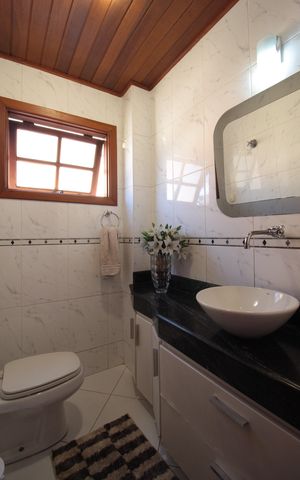 Casa à venda com 370m², 5 quartos e 8 vagasLavabo