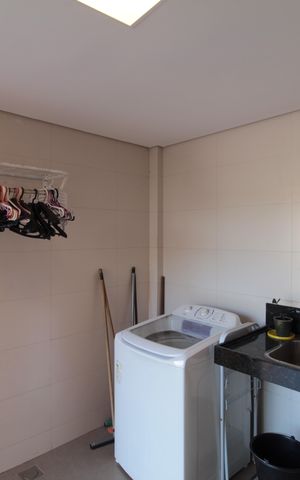 Casa à venda com 370m², 5 quartos e 8 vagasÁrea de Serviço