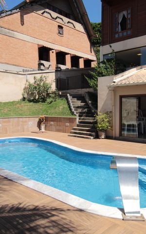 Casa à venda com 370m², 5 quartos e 8 vagasPiscina