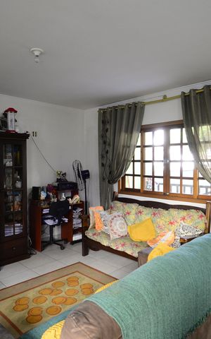 Casa à venda com 180m², 4 quartos e 10 vagasSala