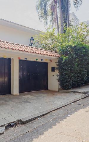 Casa à venda com 336m², 4 quartos e 4 vagasFachada