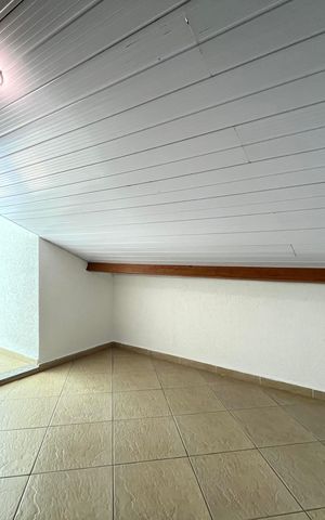 Casa à venda com 230m², 4 quartos e 4 vagas Casa à venda com 230m², 4 quartos e 4 vagasEscritório