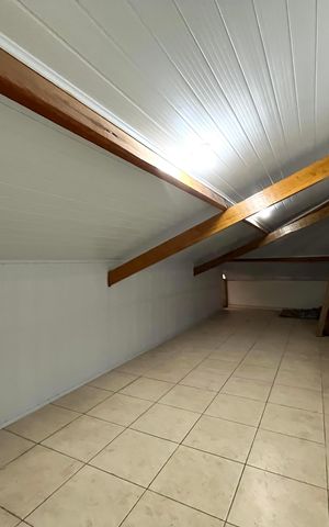 Casa à venda com 230m², 4 quartos e 4 vagas Casa à venda com 230m², 4 quartos e 4 vagasSótão