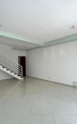 Casa à venda com 230m², 4 quartos e 4 vagas Casa à venda com 230m², 4 quartos e 4 vagasSala