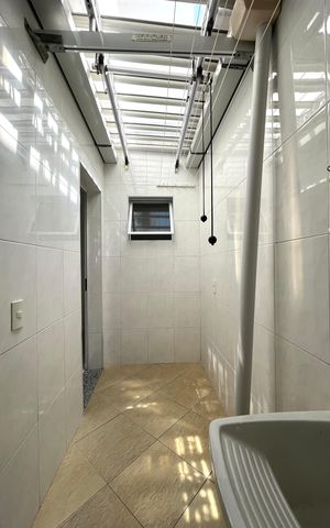 Casa à venda com 230m², 4 quartos e 4 vagas Casa à venda com 230m², 4 quartos e 4 vagasÁrea de Serviço