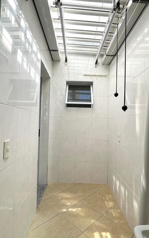 Casa à venda com 230m², 4 quartos e 4 vagas Casa à venda com 230m², 4 quartos e 4 vagasÁrea de Serviço