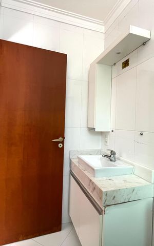 Casa à venda com 230m², 4 quartos e 4 vagas Casa à venda com 230m², 4 quartos e 4 vagasBanheiro da Suíte 1