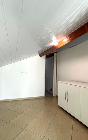 Casa à venda com 230m², 4 quartos e 4 vagas Casa à venda com 230m², 4 quartos e 4 vagasEscritório